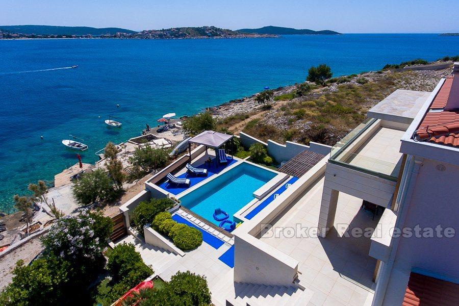 Vacker strandpromenad villa med pool