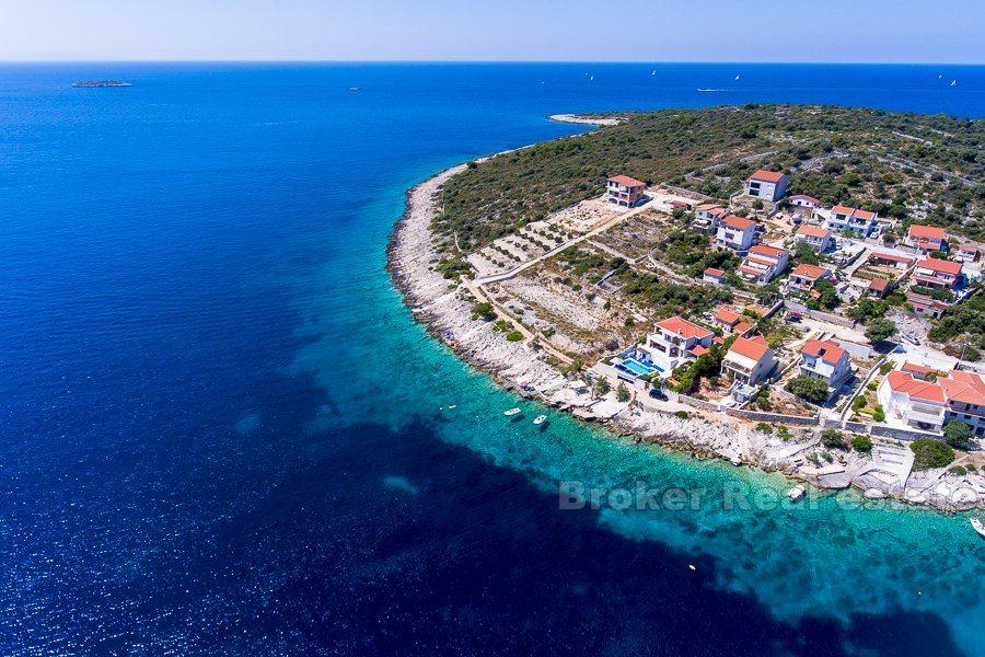 Красивая вилла на берегу моря с бассейном