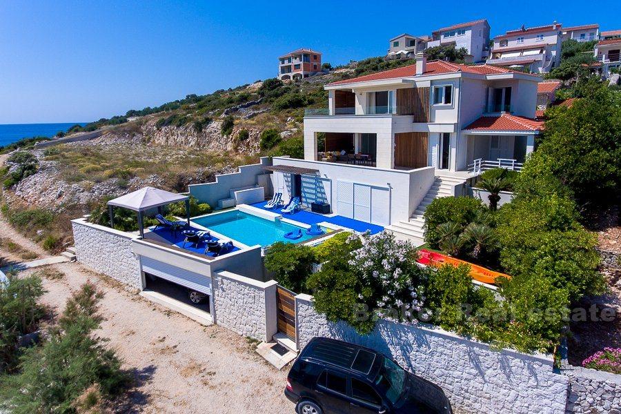 Vacker strandpromenad villa med pool