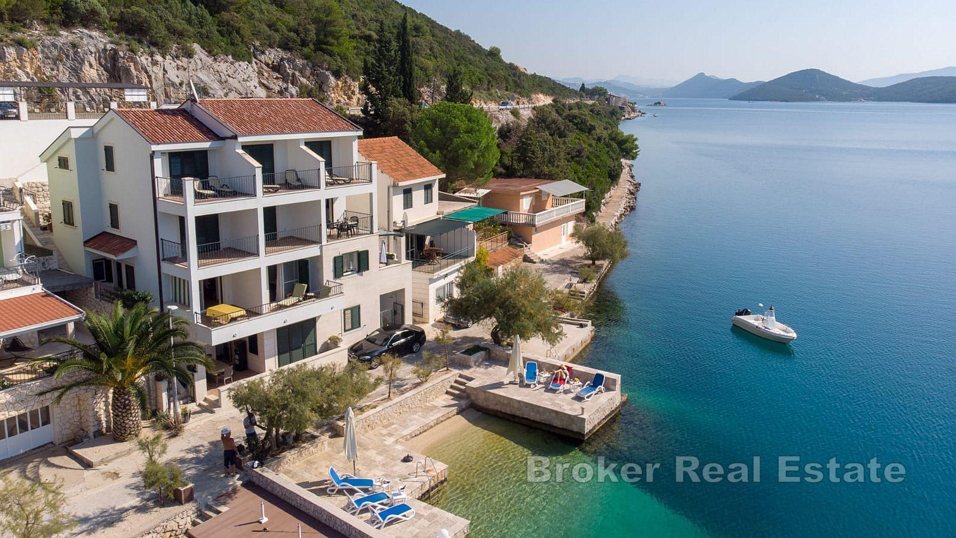 Apartmanska kuća u prvom redu do mora