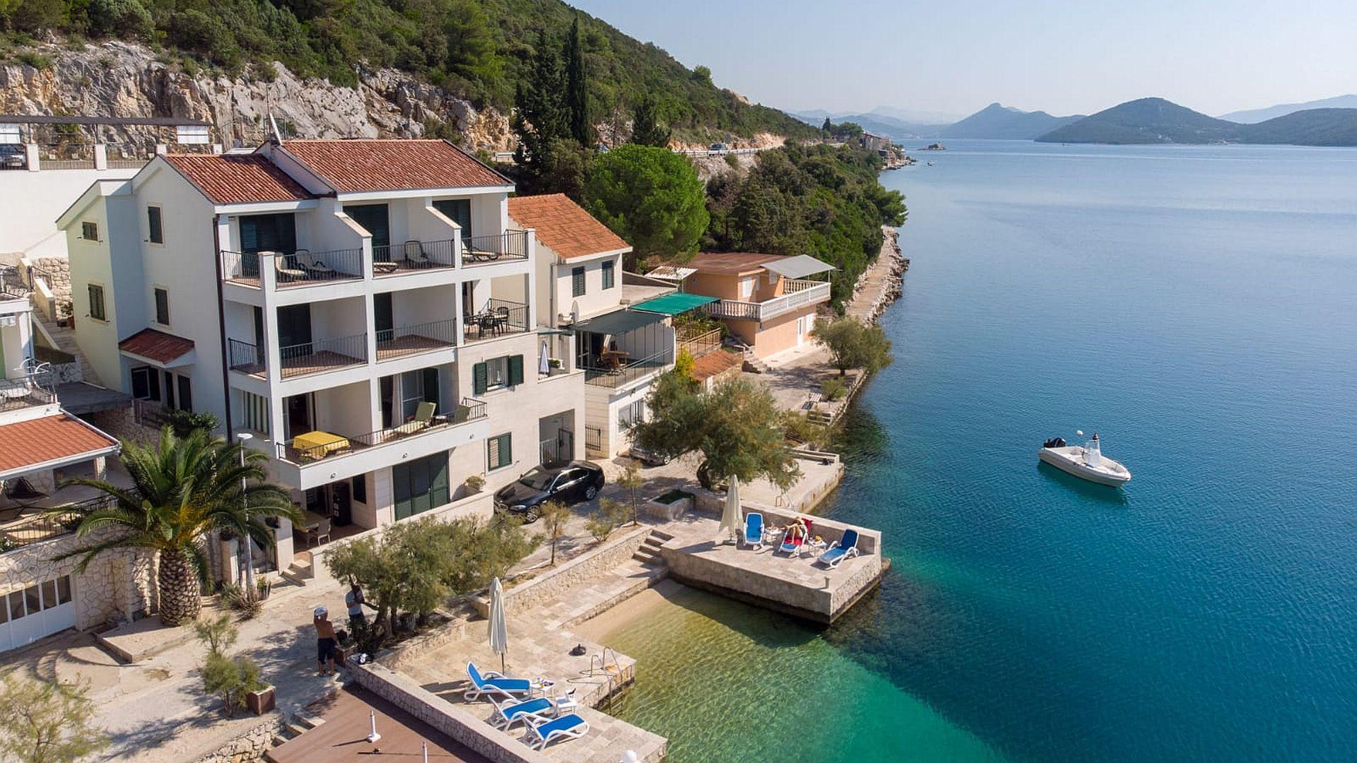 Apartmanska kuća u prvom redu do mora