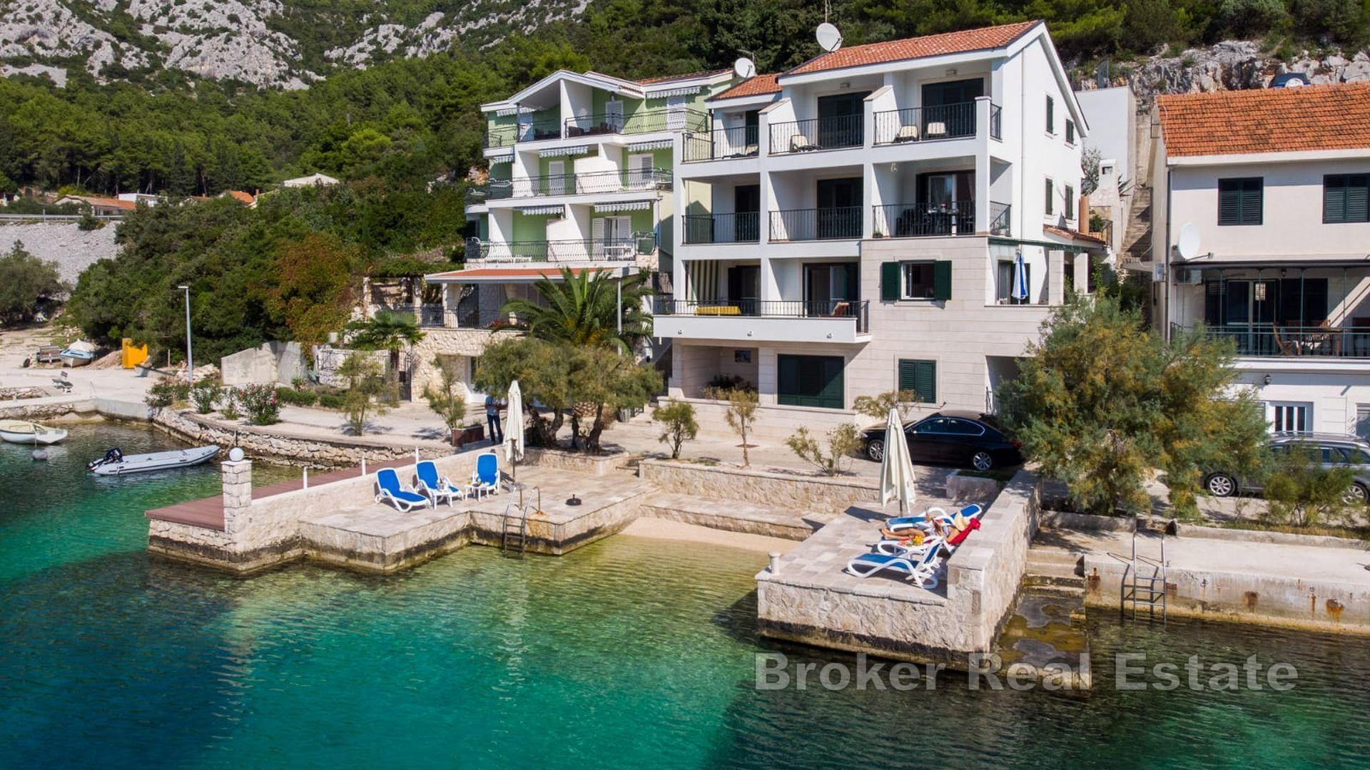 Многоквартирный дом в первом ряду от моря