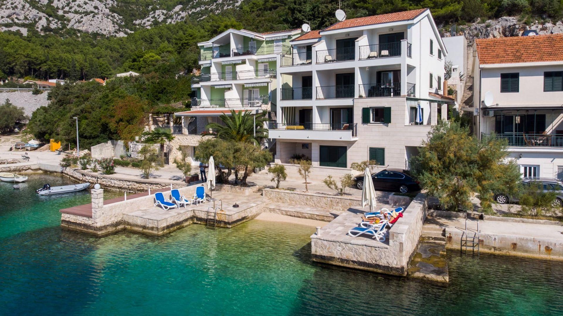 Mehrfamilienhaus in der ersten Reihe zum Meer