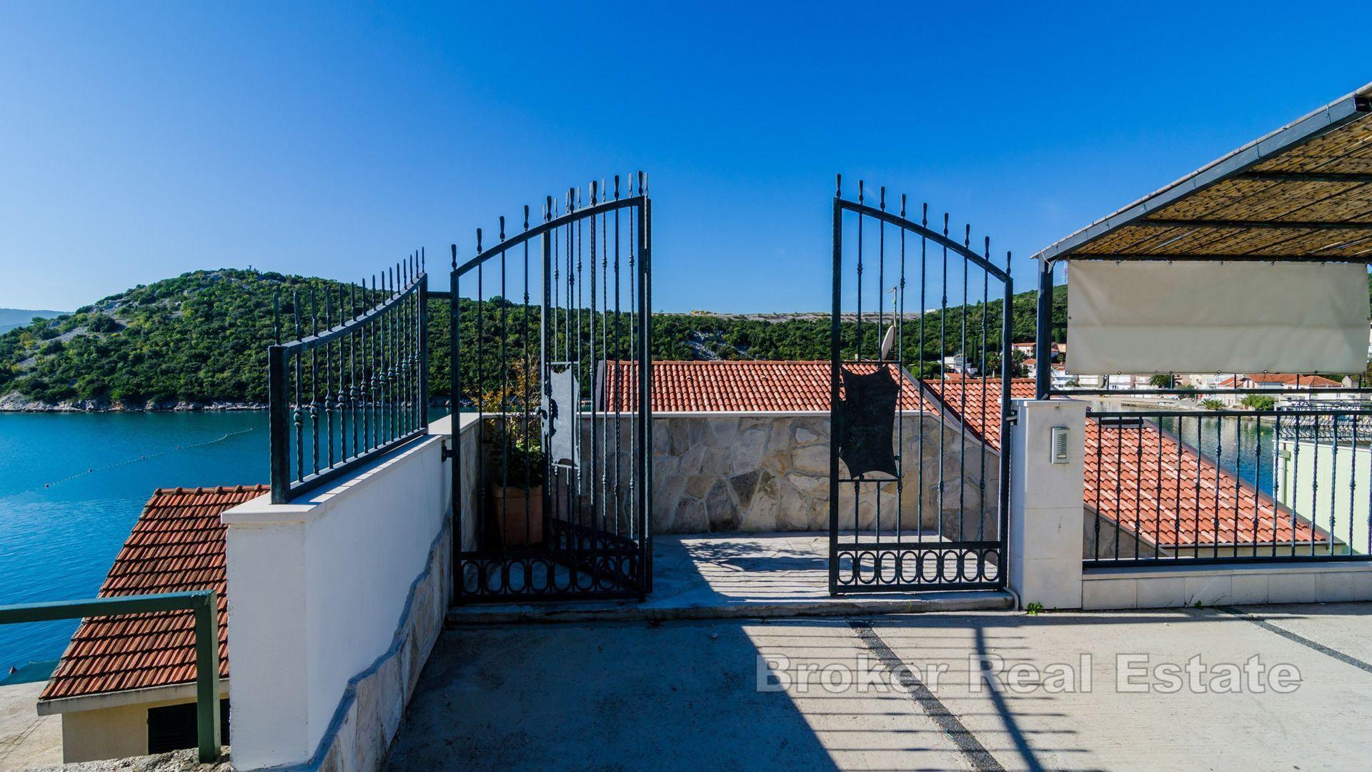 Palazzina in prima fila al mare