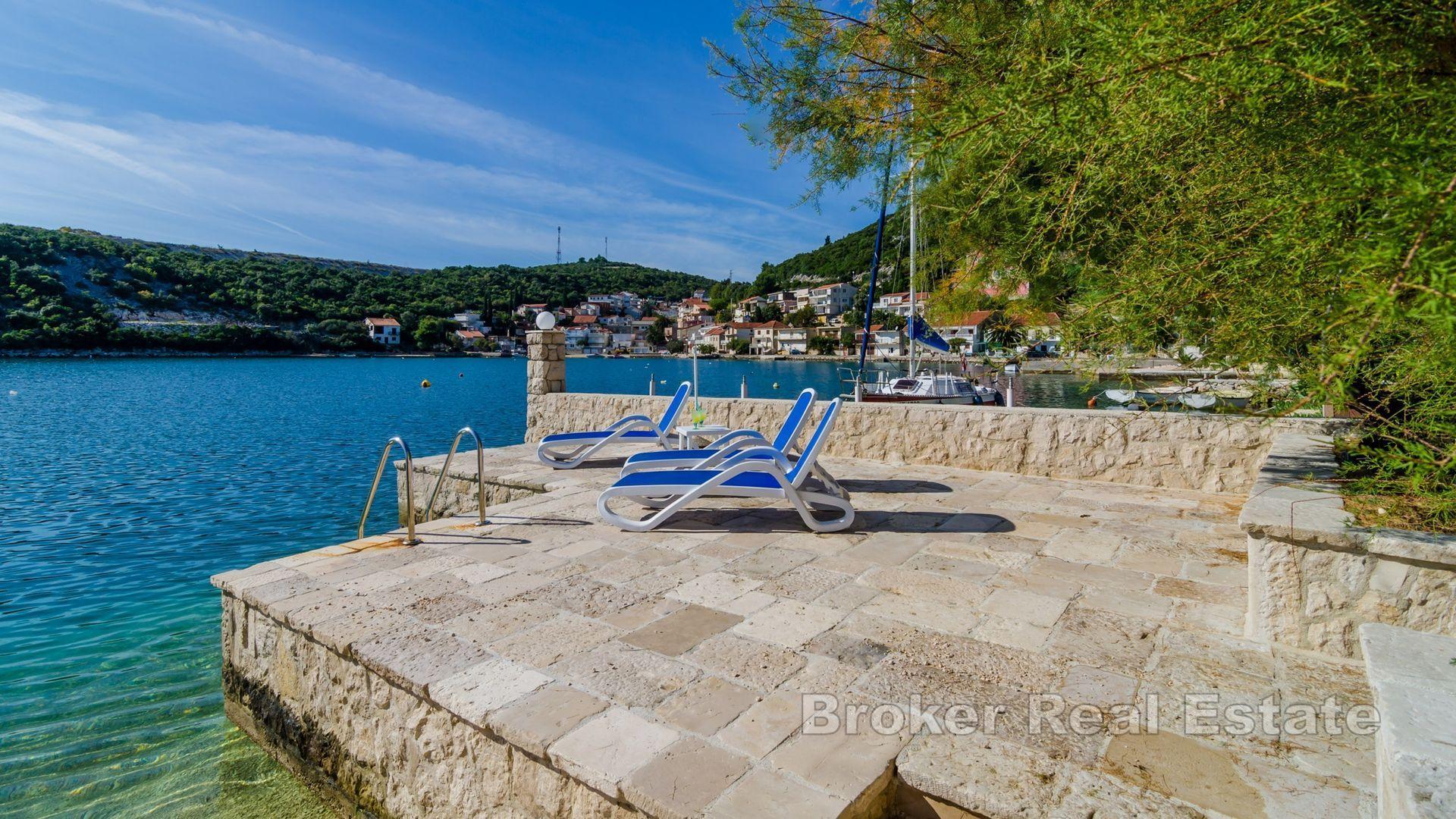 Dom z apartamentami w pierwszym rzędzie do morza