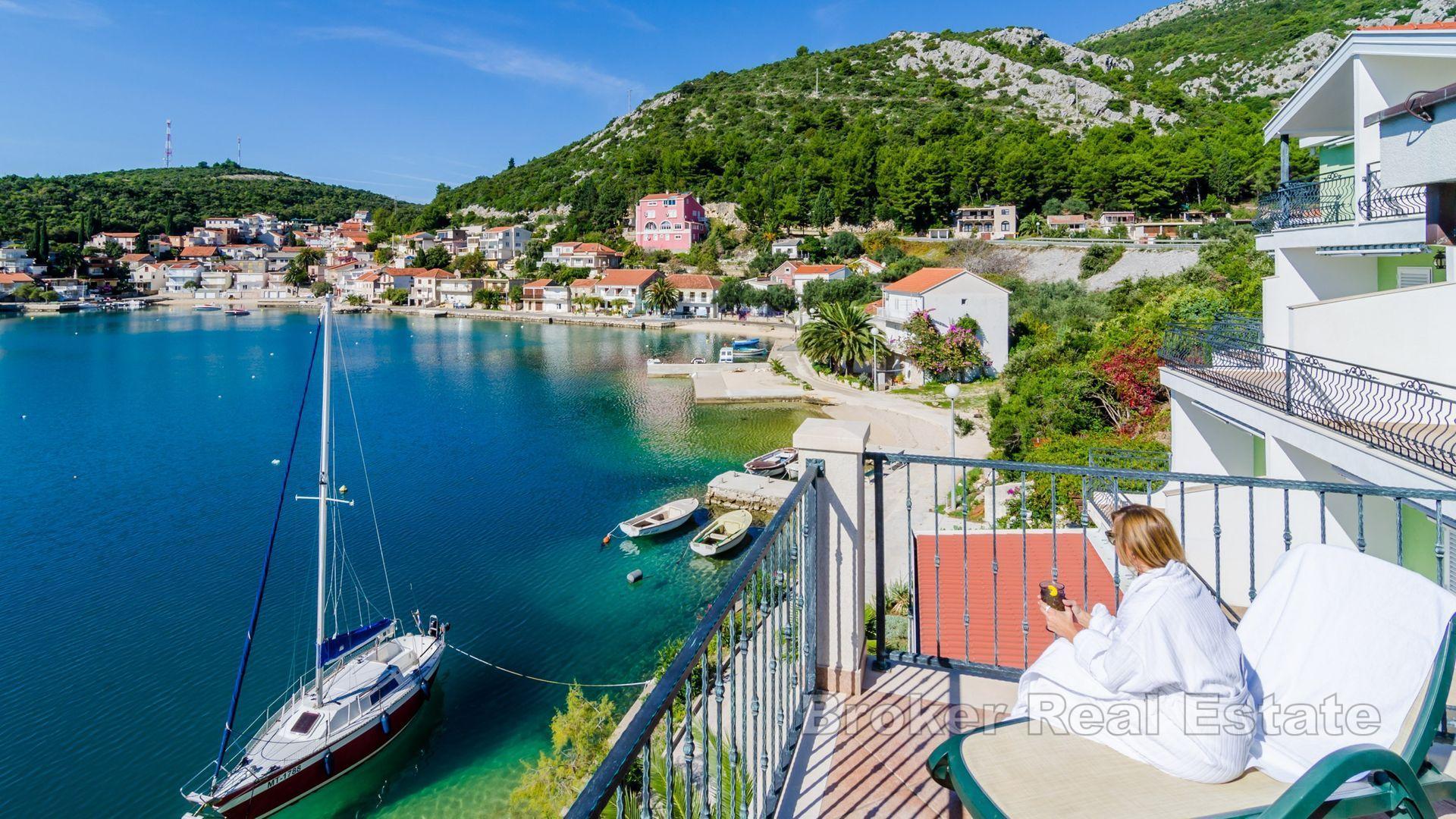 Многоквартирный дом в первом ряду от моря