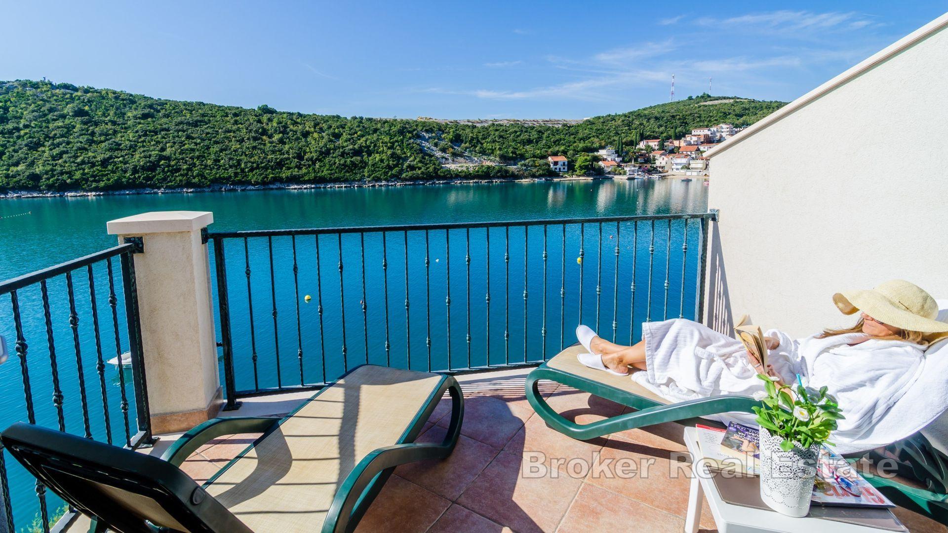 Многоквартирный дом в первом ряду от моря