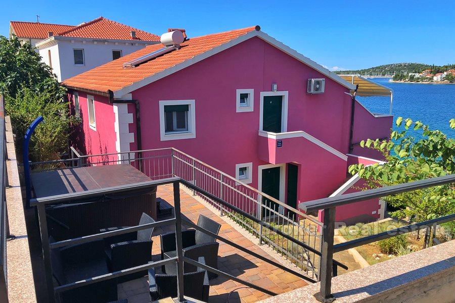 House with 4 apartments, seafront