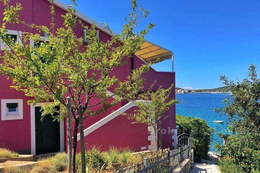 House with 4 apartments, seafront