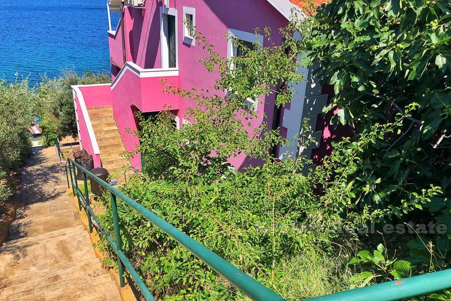 House with 4 apartments, seafront