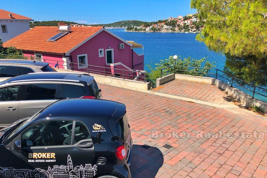 House with 4 apartments, seafront