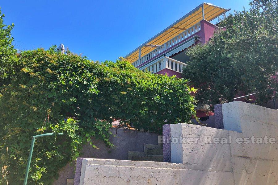 House with 4 apartments, seafront