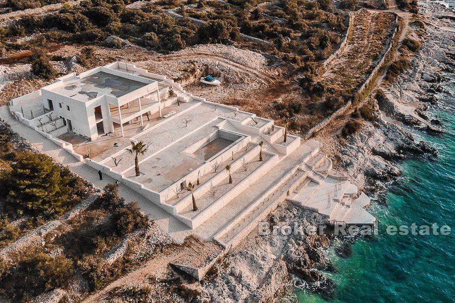 Seafront villa med pool, till salu