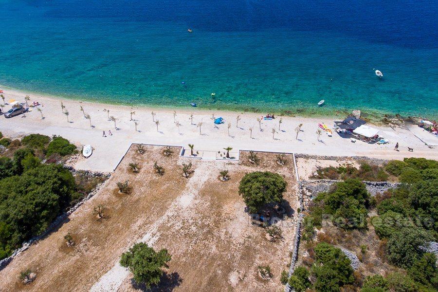 Terrain à bâtir, première rangée de la mer, à vendre