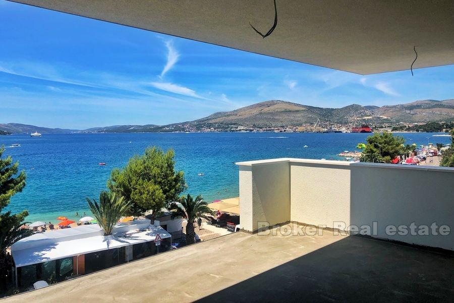 Un appartements étonnants dans la première rangée de la mer
