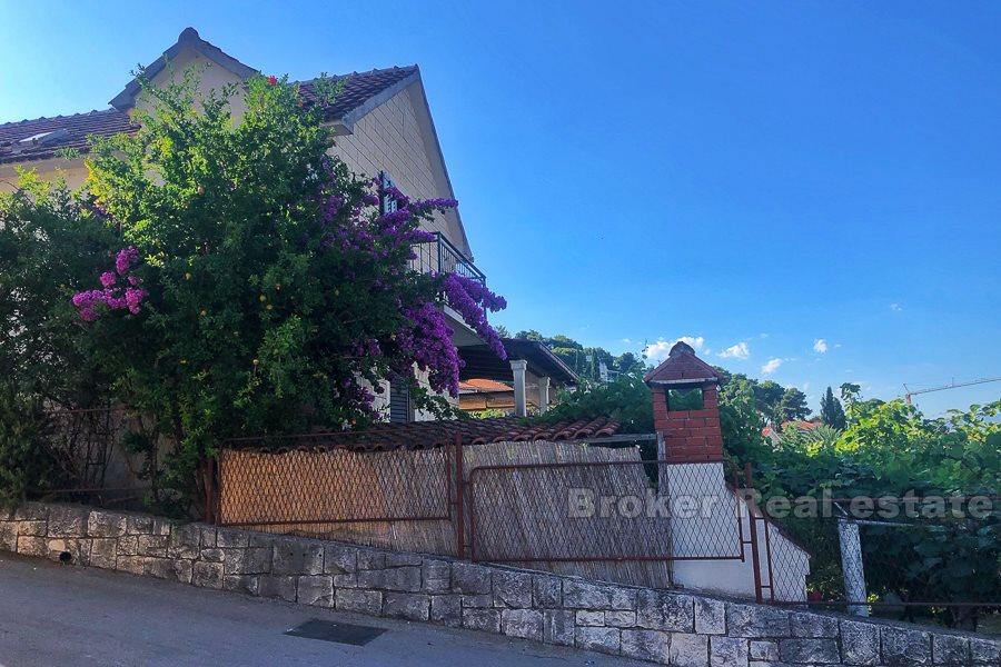 Tradiční kamenný dům první řadě k moři