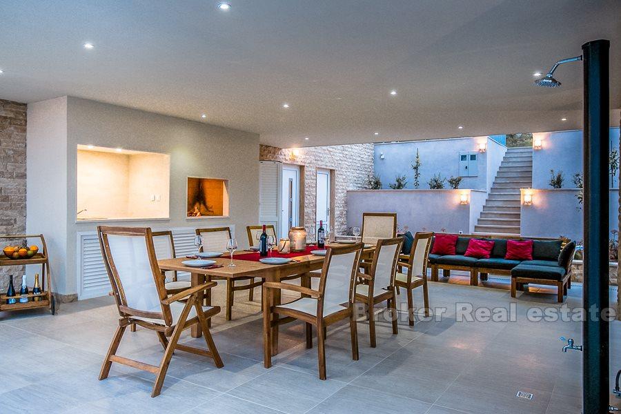 Villa nouvellement construite à la mer à vendre