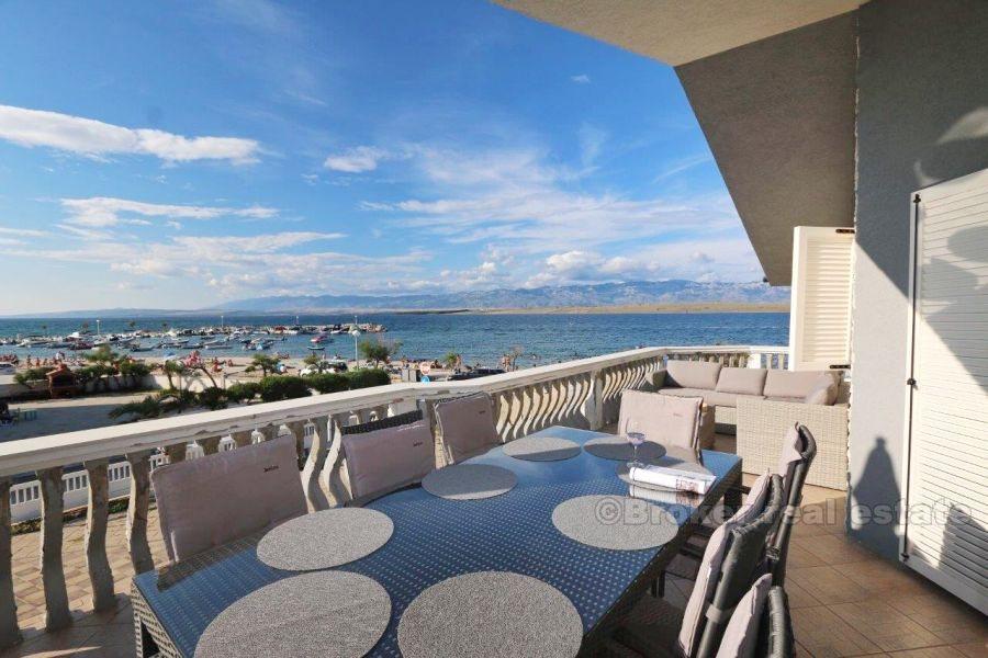 House at first row to the sea