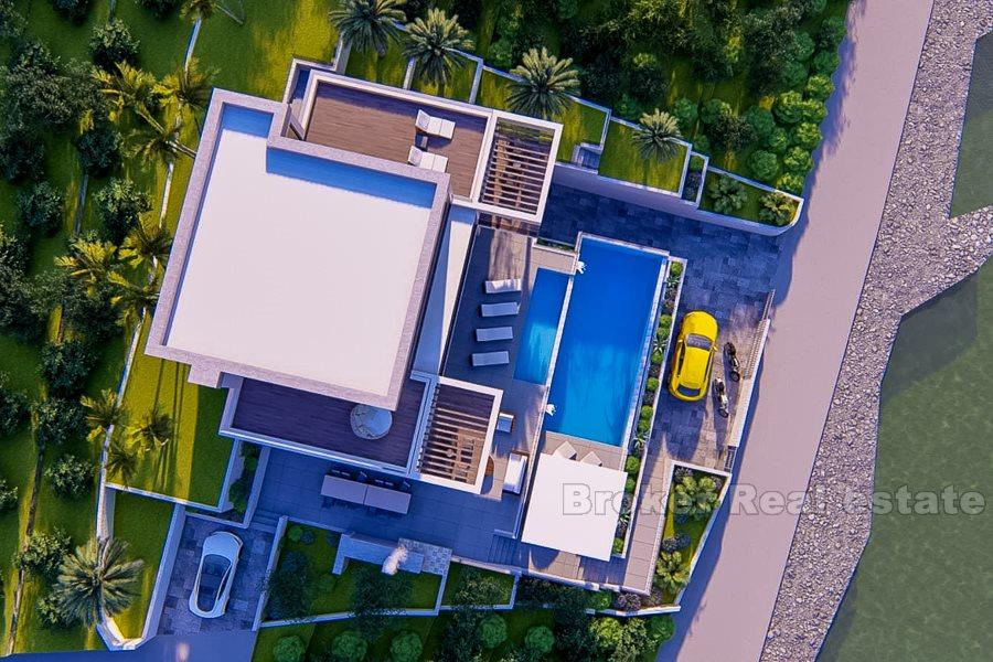 Luxury villa in the first row to the sea