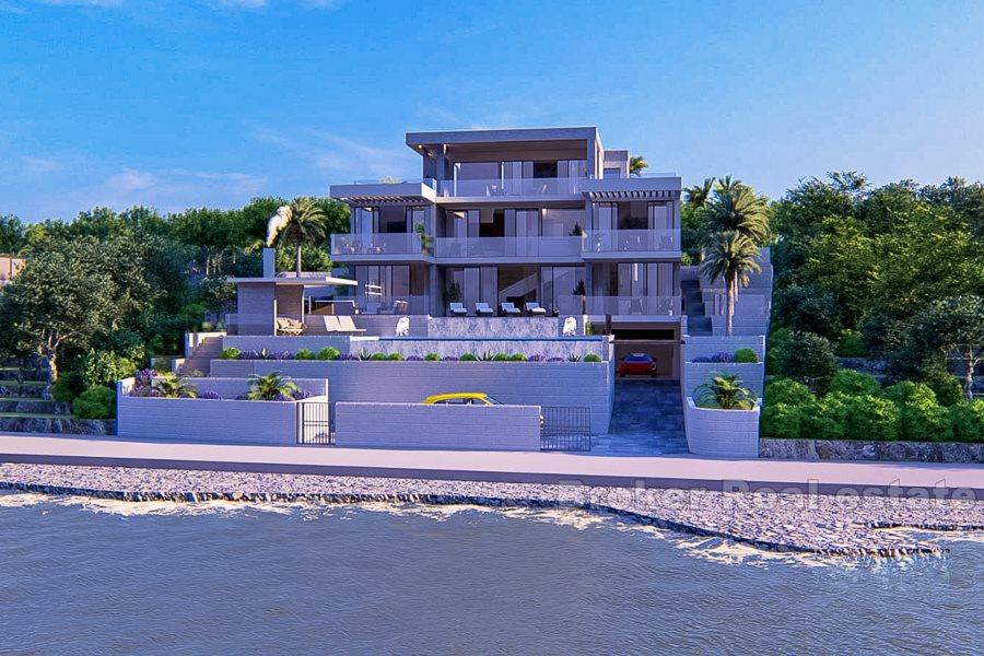 Luxury villa in the first row to the sea