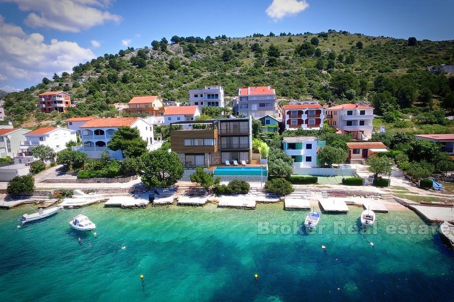 Villa moderne première rangée à la mer, à vendre