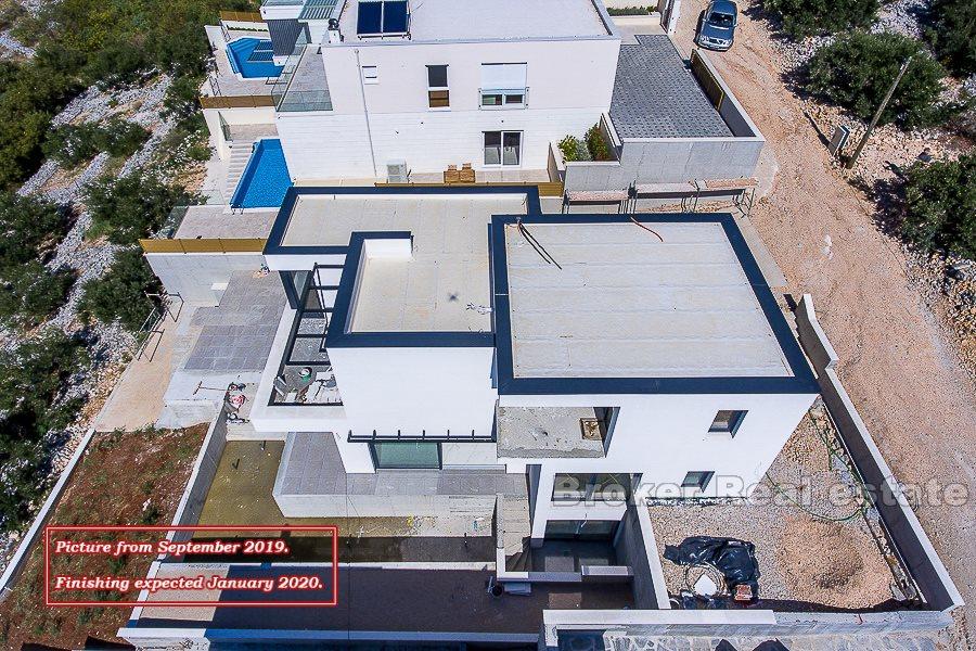 Villa neuve et moderne avec piscine