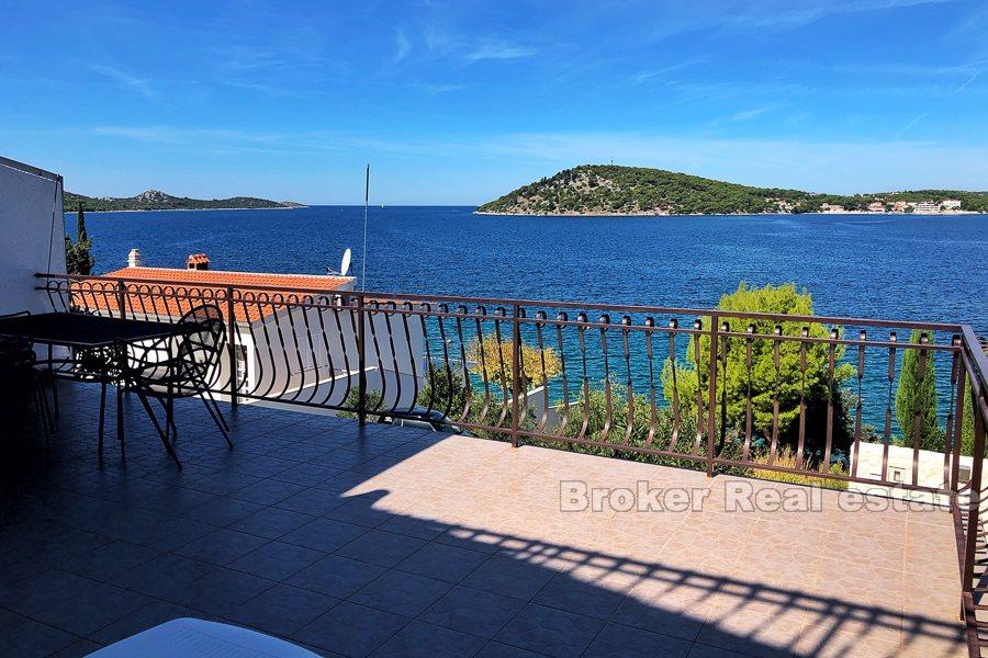 Semi-detached house with beautiful views, 25 meters from the beach