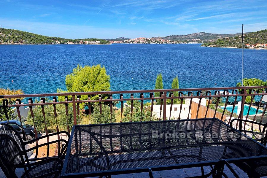 Semi-detached house with beautiful views, 25 meters from the beach