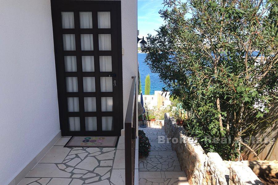 Semi-detached house with beautiful views, 25 meters from the beach