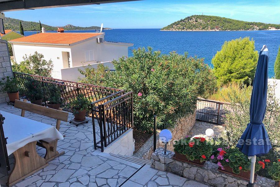 Semi-detached house with beautiful views, 25 meters from the beach