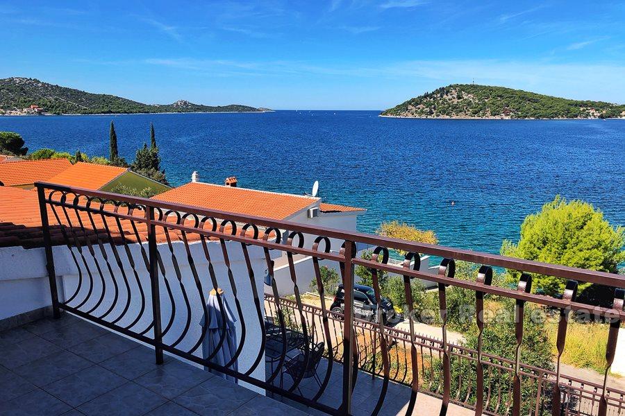 Casa bifamiliare con splendida vista, a 25 metri dalla spiaggia