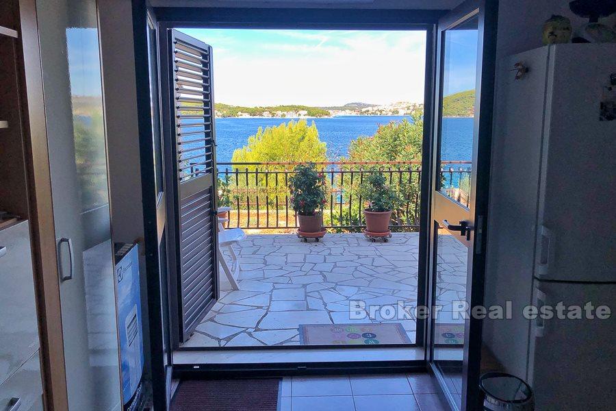 Casa bifamiliare con splendida vista, a 25 metri dalla spiaggia