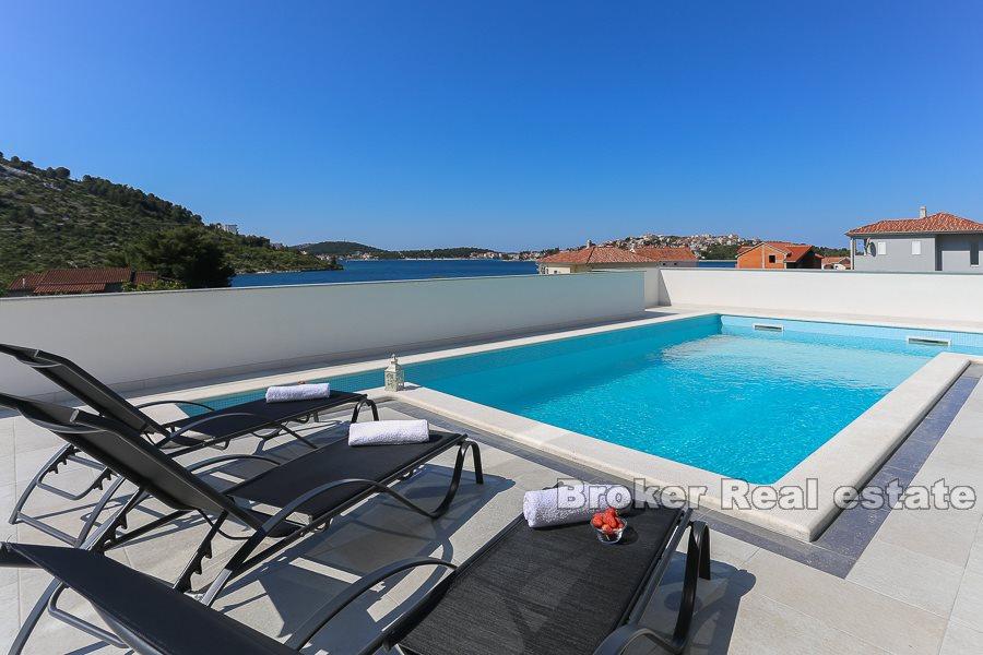 Modern villa med pool och havsutsikt
