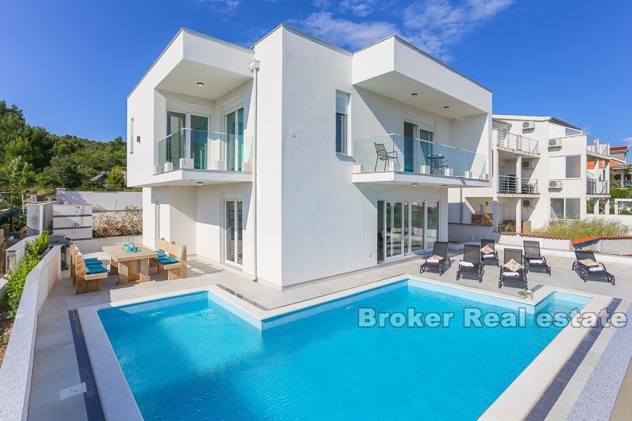 Modern villa med pool och havsutsikt