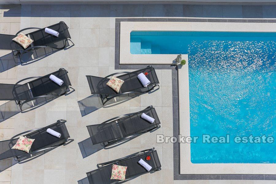 Modern villa med pool och havsutsikt