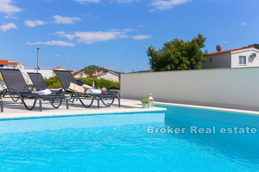 Moderne Villa mit Pool- und Meerblick