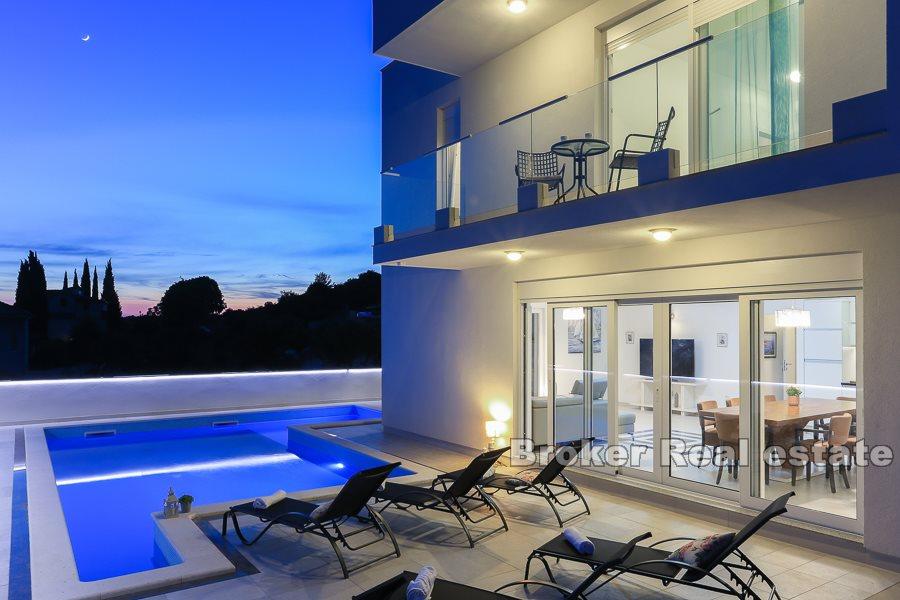 Modern villa med pool och havsutsikt