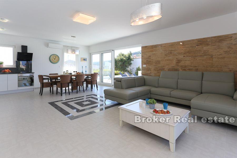 Современная вилла с бассейном и видом на море