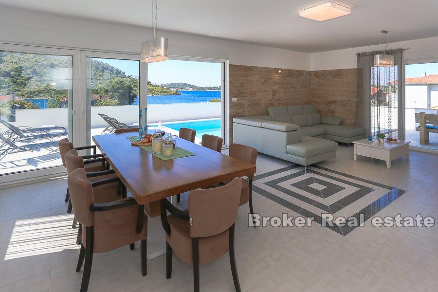 Moderne Villa mit Pool- und Meerblick