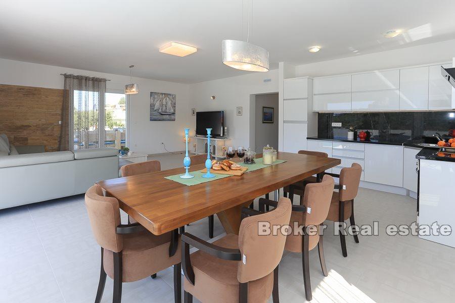 Современная вилла с бассейном и видом на море