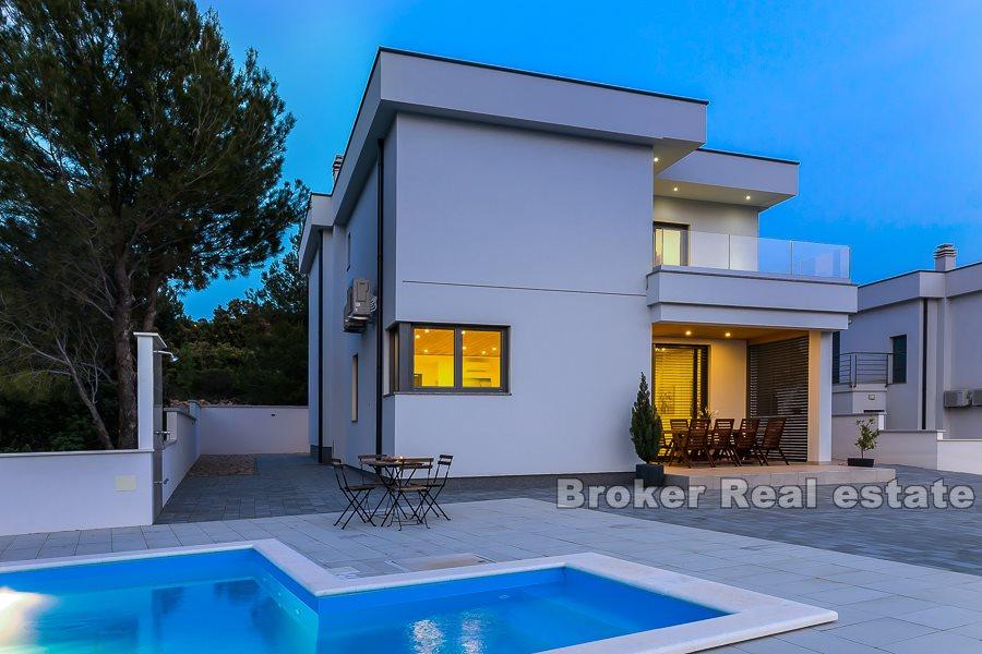 Neu erbaute, moderne Villa mit Pool