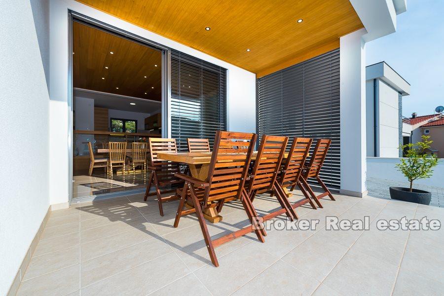 Neu erbaute, moderne Villa mit Pool