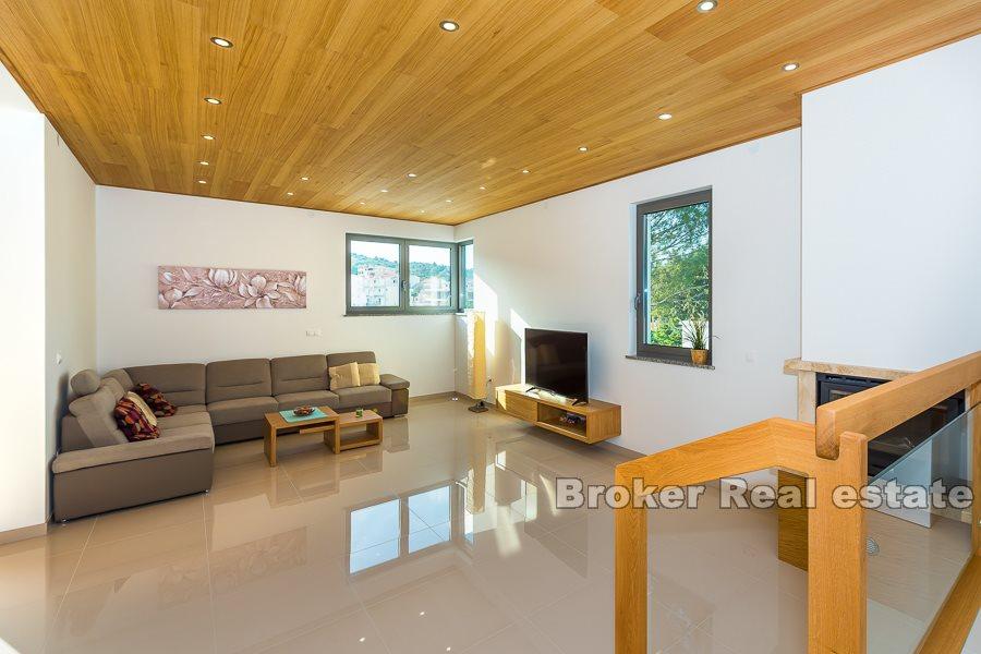 Neu erbaute, moderne Villa mit Pool