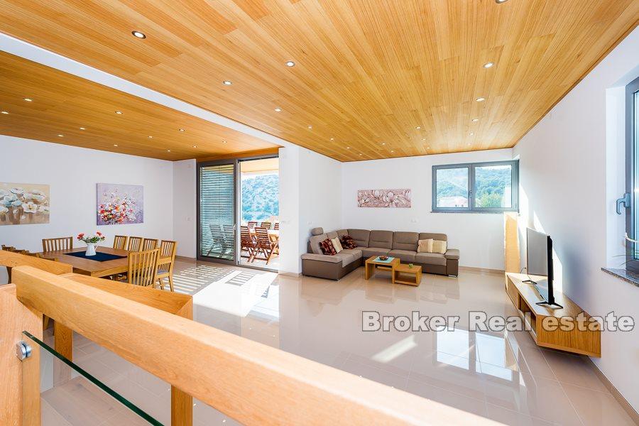 Neu erbaute, moderne Villa mit Pool