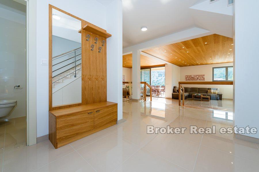 Novoizgrađena, moderna vila s bazenom