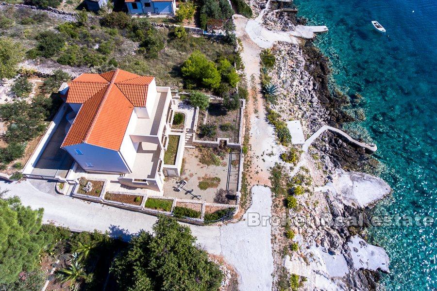Great location, house first row to the sea