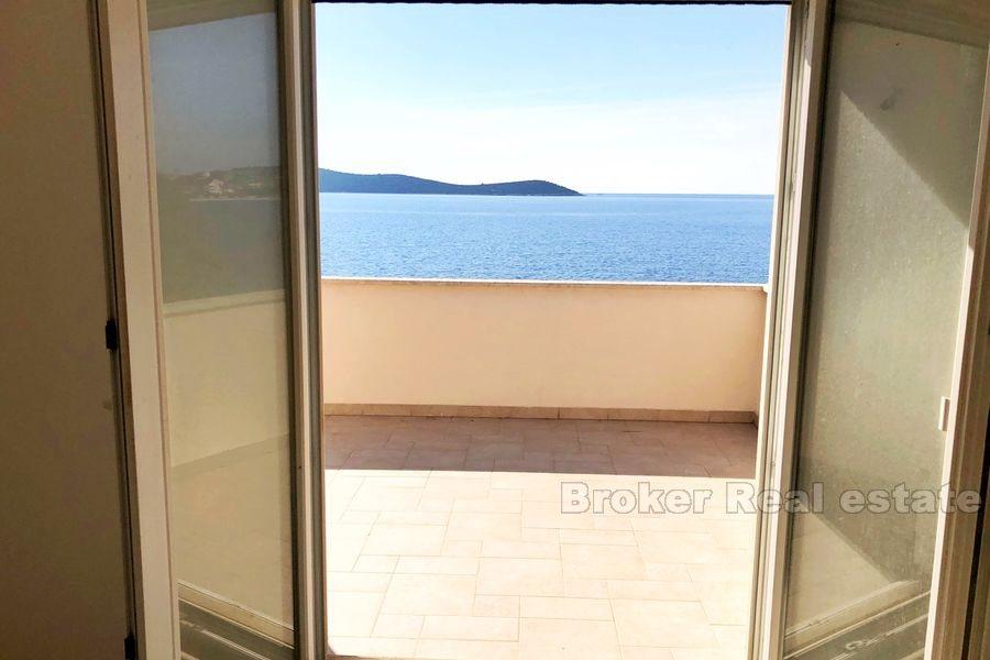 Skvělá lokalita, dům první řadě k moři