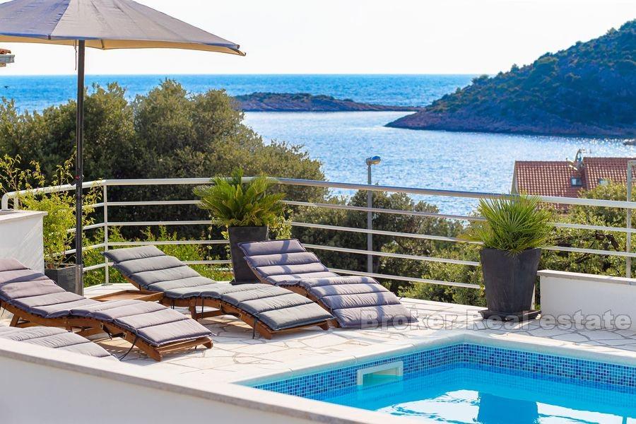 Bel immeuble avec piscine et belle vue mer