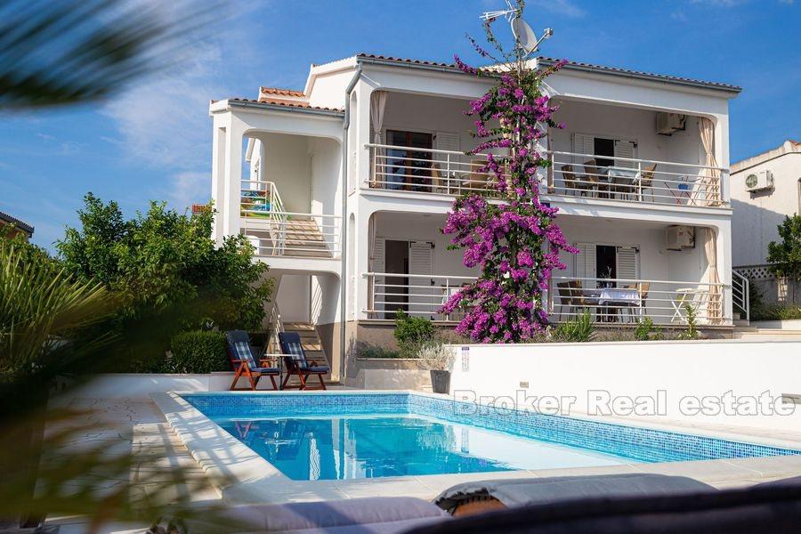 Fint leilighetshus med basseng og fin havutsikt