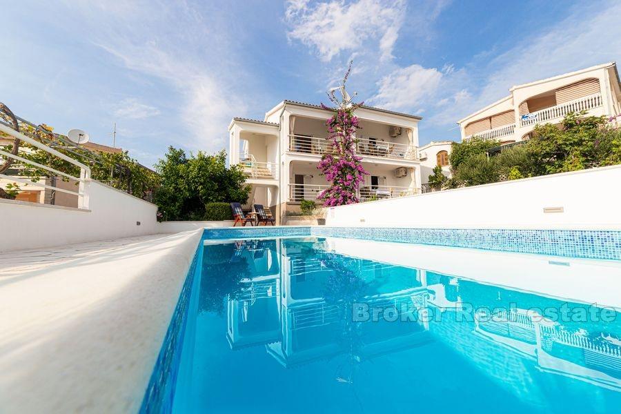 Fint leilighetshus med basseng og fin havutsikt